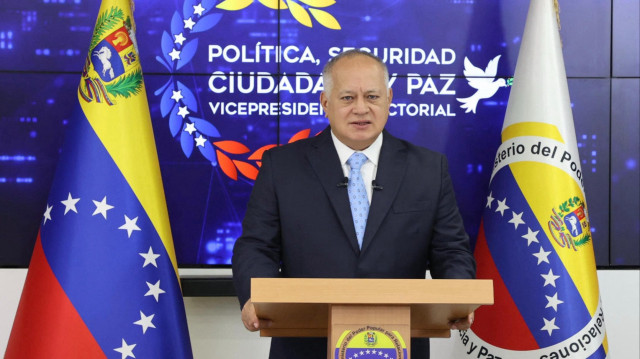 Une photo diffusée par le ministère de l'Intérieur et de la Justice du Venezuela montre le ministre de l'Intérieur du Venezuela, Diosdado Cabello, s'exprimant lors d'une conférence de presse à Caracas le 6 janvier 2025.