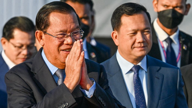 L'ancien Premier ministre cambodgien Hun Sen (à gauche) et son fils le Premier ministre cambodgien Hun Manet (à droite) marchent lors d'une cérémonie marquant le 46e anniversaire de la chute du régime des Khmers rouges à Phnom Penh, le 7 janvier 2025.