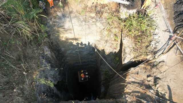 Aprés une inondation dans une mine de charbon en Assam, les équipes de secours indiennes mobilisées pour retrouver les mineurs bloqués.