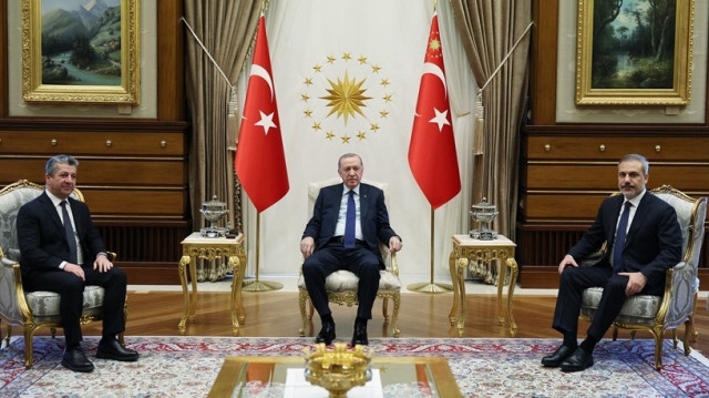 Le Président turc, Recep Tayyip Erdogan (C), rencontre le premier ministre du gouvernement régional kurde irakien (IKRG), Masrour Barzani (D), et le ministre turc des Affaires étrangères, Hakan Fidan, au complexe présidentiel à Ankara, en Türkiye, le 07 janvier 2025.