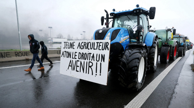 Des agriculteurs belges et français bloquant la frontière à Hensies/Crespin entre la France et la Belgique avec leurs tracteurs, lors d'une manifestation contre l'accord de libre-échange entre l'UE le Mercosur, à Crespin, dans le nord de la France, le 5 décembre 2024.