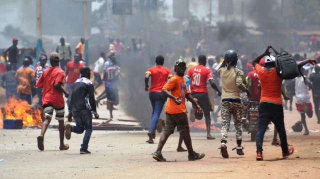 À Conakry, des affrontements entre manifestants et forces de l'ordre ont fait un mort et plusieurs arrestations, lundi 6 janvier 2025, à la suite d'un appel des Forces vives de Guinée à protester contre les militaires au pouvoir.  