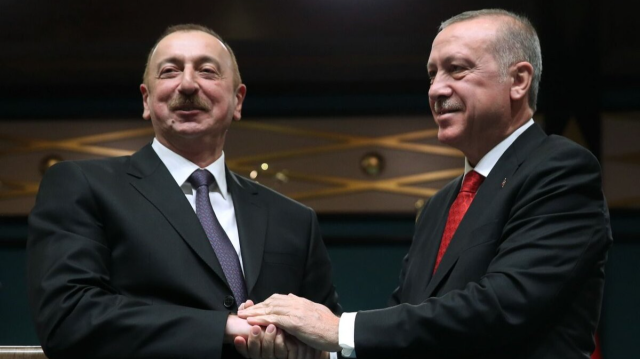 Aliyev ile telefonda görüşen Cumhurbaşkanı Erdoğan, Türkiye ile Azerbaycan’ın iki devlet tek millet anlayışıyla iş birliğini her alanda geliştirmeye devam edeceğini vurguladı.