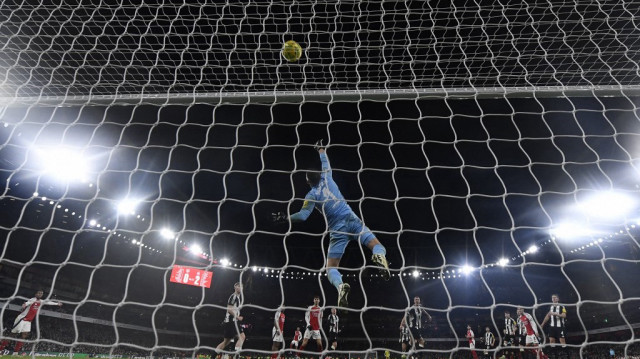 Le gardien slovaque de Newcastle United, Martin Dubravka, lors du match aller de la demi-finale de la Coupe de la Ligue anglaise entre Arsenal et Newcastle United à l'Emirates Stadium, à Londres, le 7 janvier 2025.