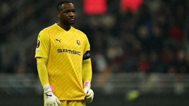 Le gardien français de Rennes, Steve Mandanda, lors des huitièmes de finale de la Ligue Europa entre l'AC Milan et Rennes au stade San Siro à Milan, le 15 février 2024.
