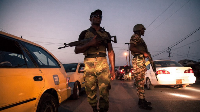 Des soldats de la 21e brigade camerounaise patrouillent dans les rues de Buea, dans la région du Sud-Ouest du Cameroun, le 26 avril 2018. 