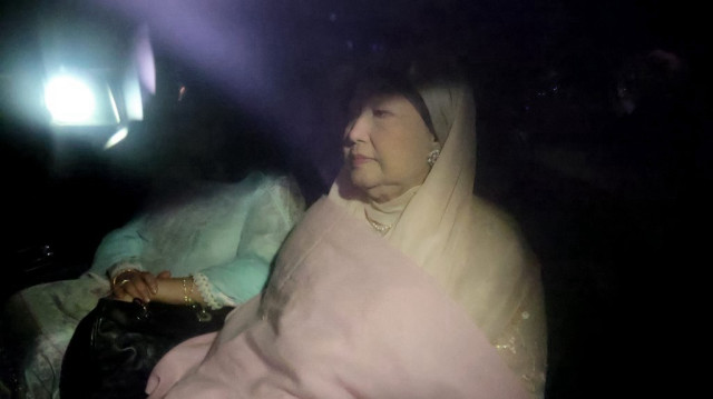 La présidente du parti nationaliste du Bangladesh, Begum Khaleda Zia, est photographiée à l'intérieur d'une voiture alors qu'elle se rend à Londres pour y suivre un traitement médical, à Dhaka le 7 janvier 2025.