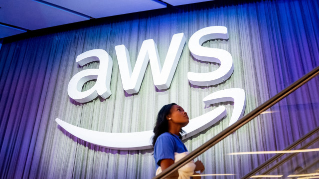 Un participant passe devant un logo AWS lors de la conférence AWS re:Invent 2024, organisée par Amazon Web Services, au Venetian Las Vegas le 3 décembre 2024 à Las Vegas, Nevada.