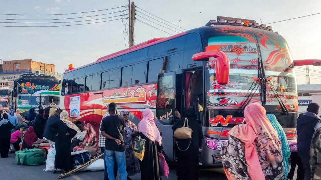 Des personnes déplacées par le conflit se préparent à monter dans un bus de Port-Soudan, dans le nord-est du Soudan, le 7 janvier 2025, pour rentrer chez elles dans la ville méridionale de Singah, dans la province de Sennar, qui a été reprise par les forces de l'armée soudanaise aux Forces de soutien rapide (RSF) en novembre 2024.