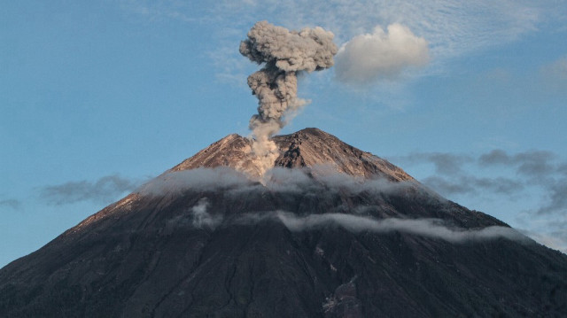 Le mont Semeru à Lumajang, dans l'est de Java en Indonésie.