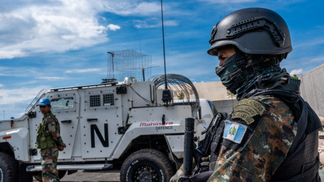 Un soldat de la paix de la Mission de stabilisation de l'Organisation des Nations Unies en République démocratique du Congo (MONUSCO) observe la base de la force lors d'un exercice d'entraînement sur le terrain à Sake, dans l'est de la République démocratique du Congo, le 6 novembre 2023. 