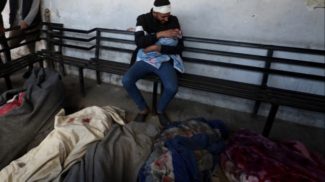 Des corps de Palestiniens sont amenés à l'hôpital baptiste Al Ahli après des frappes aériennes israéliennes dans la Bande de Gaza, le 08 janvier 2025.