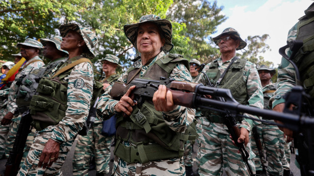 Des membres armés de la milice bolivarienne, participant à un rassemblement lors d'une marche de prestation de serment pour les forces combattantes, à Caracas le 7 janvier 2025.