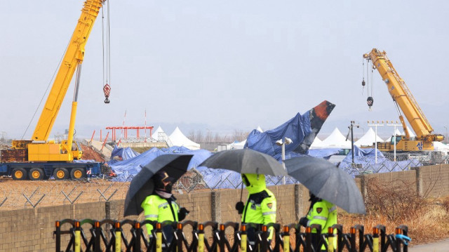 Des bâches recouvrent l'épave du Boeing 737-800 de Jeju Air, qui s'est écrasé et a pris feu le 29 décembre à l'aéroport international de Muan, à quelque 288 kilomètres au sud-ouest de Séoul, le 5 janvier 2025.