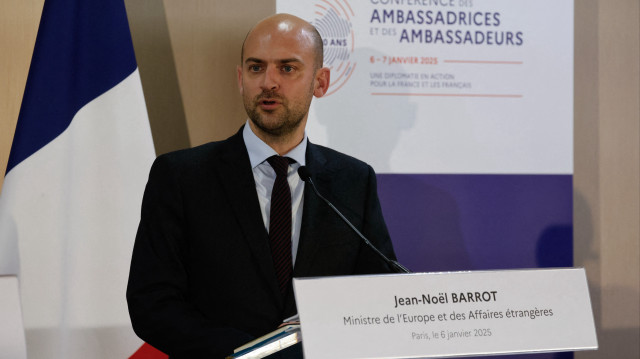 Le ministre français de l'Europe et des Affaires étrangères, Jean-Noël Barrot, prononce un discours lors de la conférence annuelle des ambassadeurs de France au Centre de conférences internationales du ministère des Affaires étrangères, à Paris, le 6 janvier 2025.