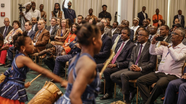 Le ministre béninois des Affaires étrangères, Olushegun Adjadi Bakari (2e à droite), et Vince Henderson (3e à droite), ministre des Affaires étrangères de la République dominicaine, assistent à la réunion des ministres des Affaires étrangères du Bénin et de la Communauté et du marché commun des Caraïbes (CARICOM) à l'hôtel Sofitel Cotonou, à Cotonou, le 8 janvier 2025. 