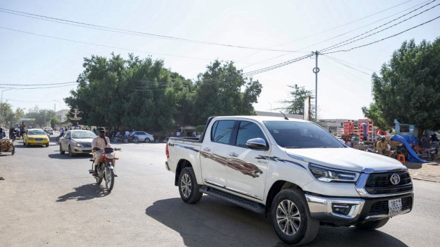 Vue générale de véhicules dans une rue du quartier de Djambal Bahr à N'Djamena le 9 janvier 2025. Des hommes armés ont tenté de prendre d'assaut le complexe présidentiel à N'Djamena, capitale du Tchad, le 8 janvier 2025, déclenchant une bataille qui a fait 18 morts parmi les assaillants et un membre du personnel de sécurité, selon le gouvernement.