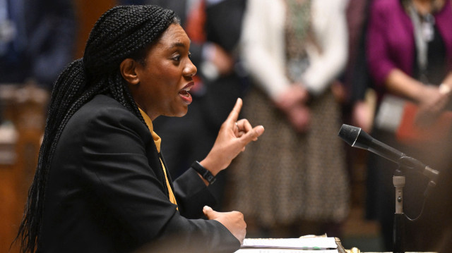 Une photo diffusée par le Parlement britannique montre le chef du Parti conservateur britannique, Kemi Badenoch, s'exprimant lors de la session des questions au Premier ministre (PMQ) à la Chambre des communes, dans le centre de Londres, le 4 décembre 2024.