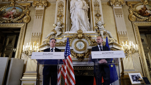 Le secrétaire d'État américain Antony Blinken prononce un discours tandis que le ministre français chargé des Affaires européennes et étrangères Jean-Noël Barrot l'écoute après leur rencontre au Quai d'Orsay à Paris, le 8 janvier 2025.