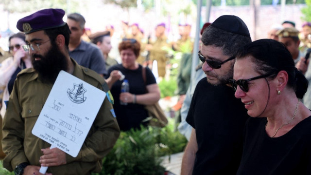 Les parents d'un soldat israélien tué lors de l'attaque du Hamas dans le sud d'Israël le 7 octobre 2023 lors de ses funérailles au cimetière militaire de Tel Aviv le 25 juillet 2024.