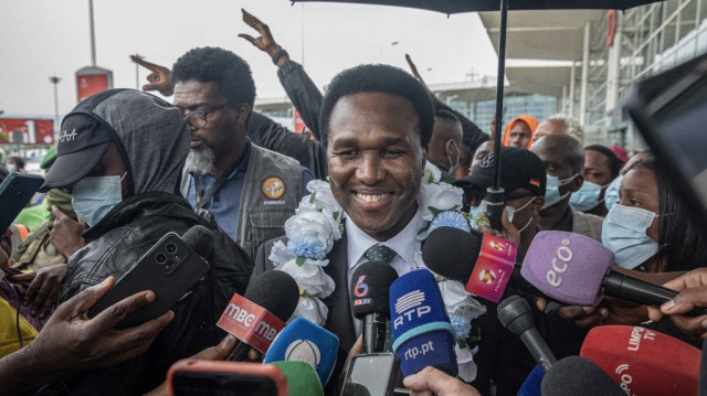 Le principal chef de l'opposition mozambicaine, Venancio Mondlane (C), s'adresse à la presse à son arrivée à l'aéroport international de Maputo, le 9 janvier 2025.