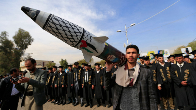 Rassemblement organisé par des étudiants universitaires yéménites à Sanaa pour dénoncer les frappes sur le Yémen et les bombardements israéliens sur Gaza, le 8 janvier 2025.