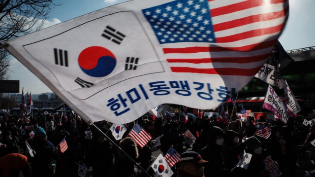 Les partisans du président sud-coréen Yoon Suk Yeol brandissent des drapeaux lors d'un rassemblement près de sa résidence à Séoul, le 9 janvier 2025.