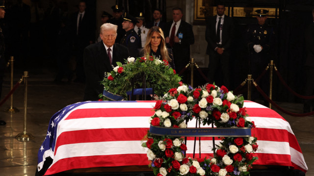 Donald Trump et Melania Trump, se recueillant devant le cercueil drapé du défunt président Jimmy Carter, dans la rotonde du Capitole, à Washington, DC, le 8 janvier 2025.