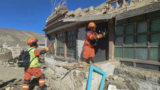 Des sauveteurs inspectent une maison endommagée à la suite d'un puissant tremblement de terre qui a frappé Shigatse, dans le sud-ouest de la région tibétaine de la Chine, le 8 janvier 2025.