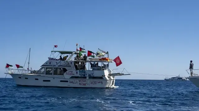Des navires de la Flottille mondiale Sumud pour Gaza sont amarrés près de la petite île de Koufonisi, au sud de la Crète, le 26 septembre 2025.
