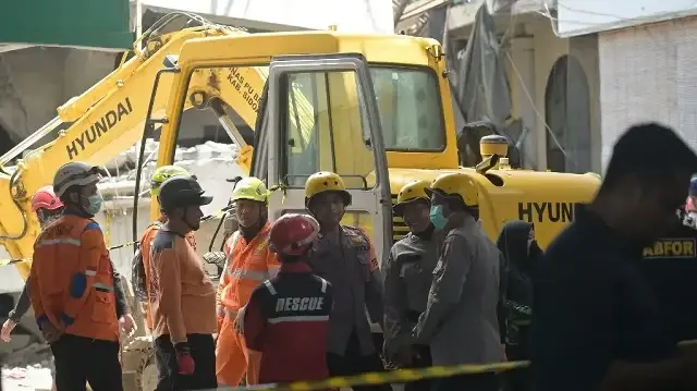 Les sauveteurs recherchent des survivants à l'internat islamique Al Khoziny à Sidoarjo, dans la province de Java oriental, le 1er octobre 2025, après l'effondrement du bâtiment scolaire de plusieurs étages deux jours plus tôt. 