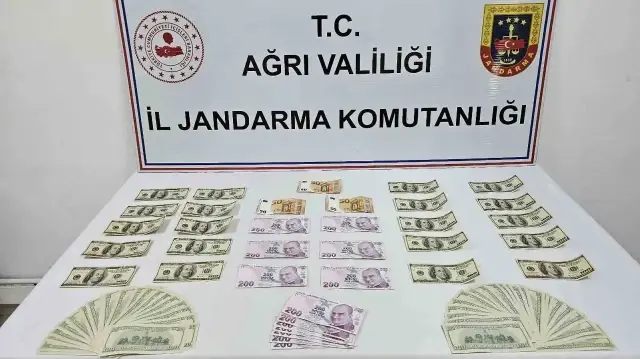 Gözaltına alınan şahsın üzerinde çok miktarda sahte para ele geçirildi.