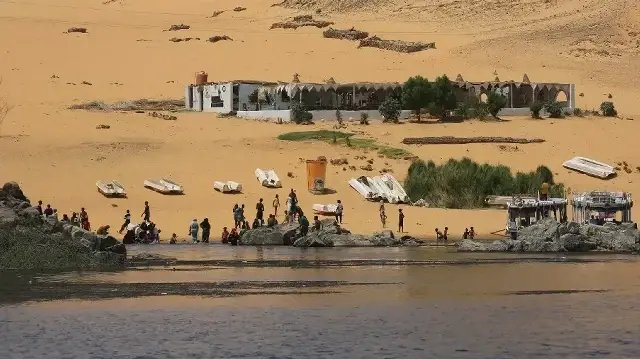 Des Soudanais qui ont fui la guerre dans leur pays se rassemblent sur les rives du Nil dans la ville égyptienne d'Assouan, le 8 septembre 2023.