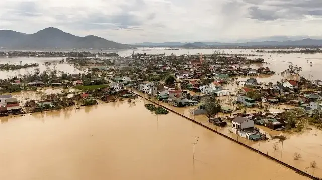 Les eaux d'inondation entourant les maisons après le passage du typhon Bualoi sur la commune de Lam Thanh dans la province de Nghe An, le 30 septembre 2025.