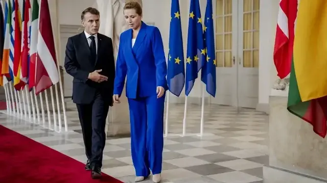 La Première ministre danoise Mette Frederiksen (à droite) accueille le président français Emmanuel Macron à son arrivée pour assister à une réunion informelle des chefs d'État et de gouvernement de l'UE au palais de Christiansborg à Copenhague, le 1er octobre 2025.