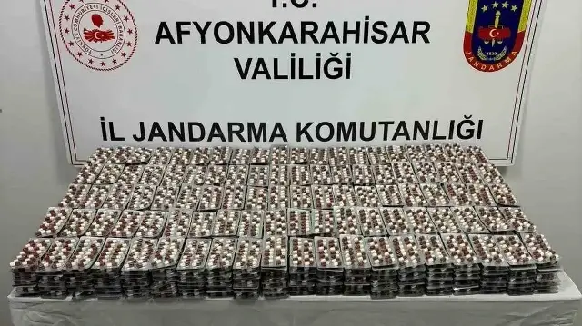 Ele geçirilen uyuşturucu ve paralar.
