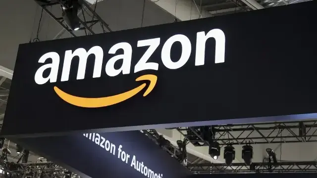 Le géant du e-commerce intègre l’IA générative dans toute sa gamme, des enceintes Echo aux sonnettes Ring, pour rendre la maison connectée plus intuitive et interactive.