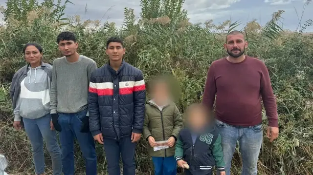 Kaçak göçmenler, jandarmadaki işlemlerinin ardından Edirne İl Göç İdaresi Müdürlüğü'ne gönderildi.  