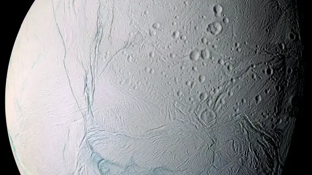 Une étude révèle des molécules complexes renforçant l’hypothèse d’un environnement propice à la vie sur Saturne.