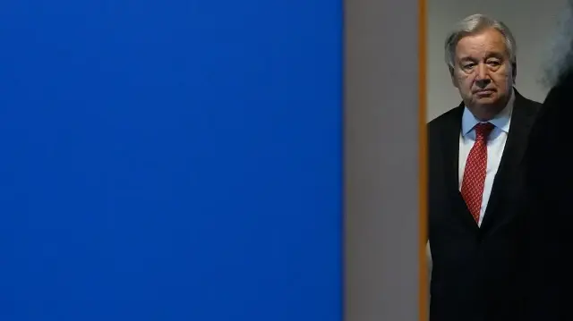 Le secrétaire général de l’ONU, Antonio Guterres, attend une séance photo lors de l’Assemblée générale des Nations unies (UNGA), le 25 septembre 2025 à New York.