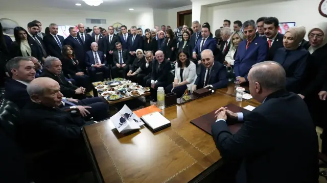 Cumhurbaşkanı Erdoğan, konuşmasının ardından TBMM Genel Kurulu kürsü arkasındaki TBMM Başkanı Numan Kurtulmuş'un odasında bir araya geldi. 