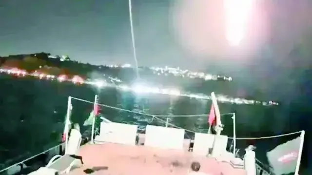 Küresel Sumud Filosu, daha önce ablukayı kırmaya çalışan insani yardım gemilerinin İsrail tarafından durdurulduğu ve kaçırıldığı kritik bir bölgeye girdi.