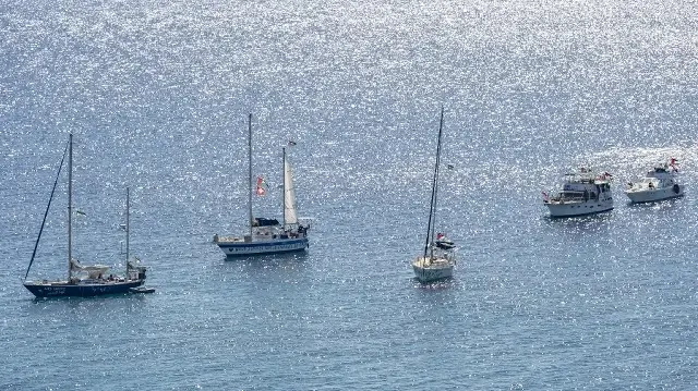 Un groupe de navires de la Flottille mondiale Sumud pour Gaza est amarré près de la petite île de Koufonisi, au sud de la Crète, le 26 septembre 2025.