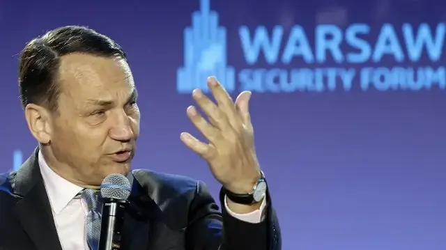 Le ministre polonais des Affaires étrangères, Radoslaw Sikorski, s'exprime lors d'une table ronde intitulée "Augmenter les enjeux : faut-il craindre l'Europe ?" lors du Forum de sécurité de Varsovie (WSF) à Varsovie, le 29 septembre 2025.