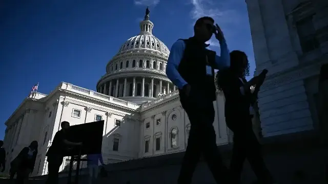 Des membres du personnel et des journalistes quittent une conférence de presse tenue par la direction républicaine du Congrès à l'extérieur du Capitole des États-Unis au premier jour de la fermeture du gouvernement américain à Washington, DC, le 1er octobre 2025.