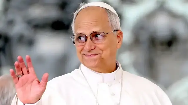 Le pape Léon XIV salue les pèlerins lors de l’audience générale hebdomadaire au Vatican, le 1er octobre 2025.