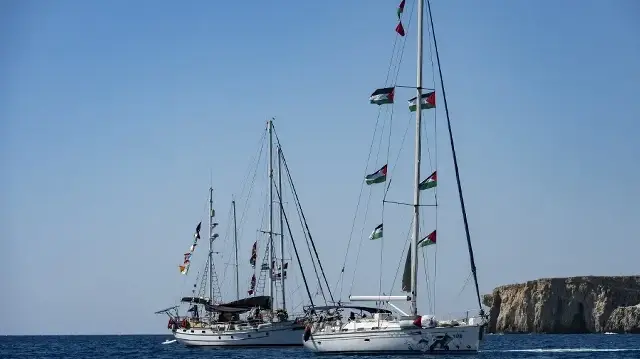 Des navires de la Flottille mondiale Sumud pour Gaza sont amarrés près de la petite île de Koufonisi, au sud de la Crète, le 26 septembre 2025.