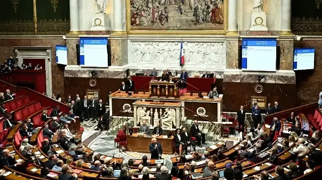 Le Premier ministre français François Bayrou (au centre) prononce un discours avant le vote de confiance sur le budget d'austérité du gouvernement, à l'Assemblée nationale à Paris, le 8 septembre 2025. 