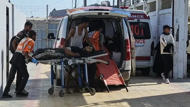 Des Palestiniens transportent des blessés, touchés alors qu’ils tentaient d’obtenir de l’aide humanitaire, vers l’hôpital de campagne du Croissant-Rouge dans la zone de Mawasi, à Rafah, dans le sud de la bande de Gaza, le 20 juillet 2025.