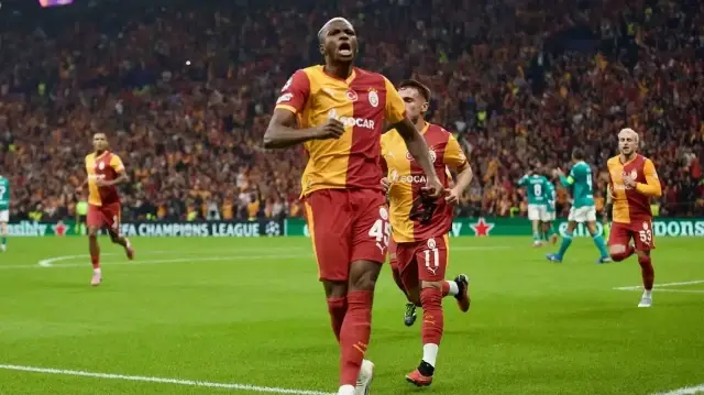 Le joueur nigérian de Galatasaray, Victor Osimhen, célébrant son but inscrit lors de la rencontre de la deuxième journée de la Ligue des Champions de l'UEFA face à Liverpool, à Istanbul, le 30 septembre 2025.